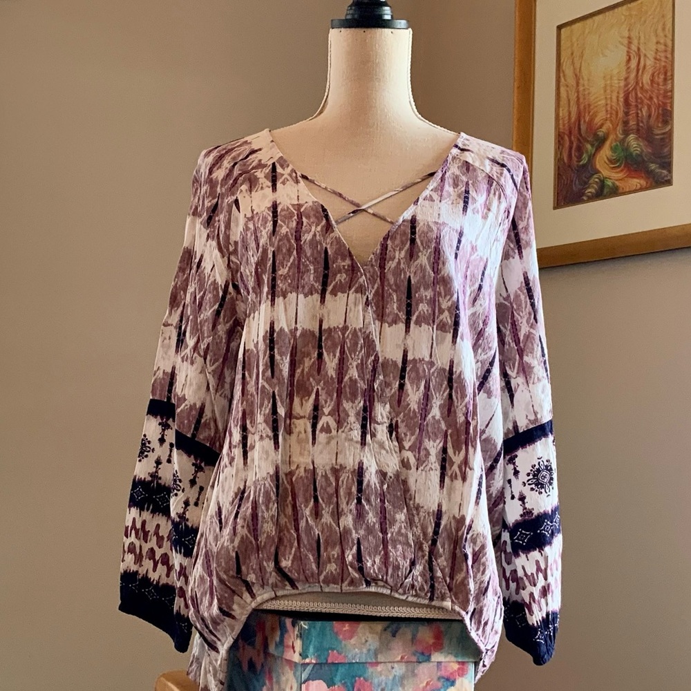 Lightweight, 3/4 sleeve, crisscross top